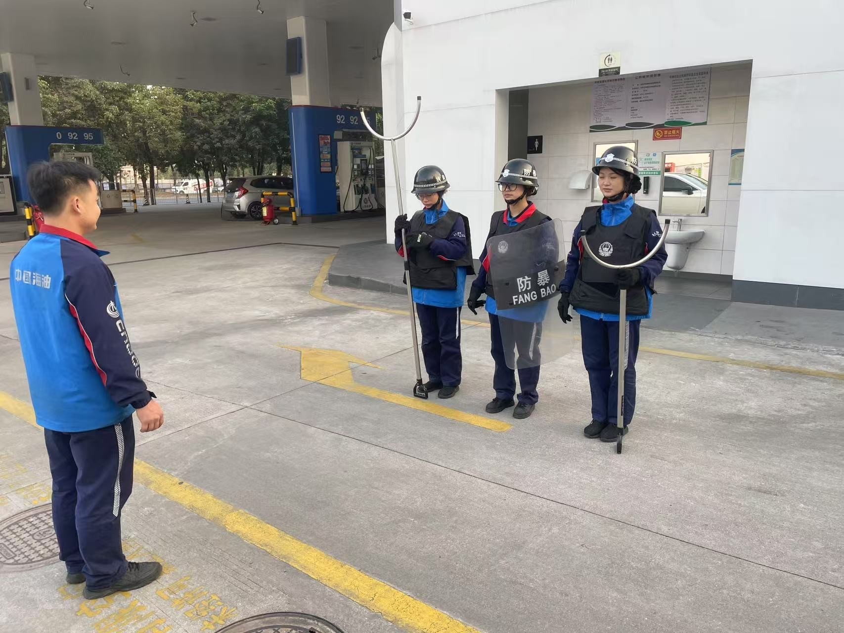西鹏油站开展反恐防暴演练